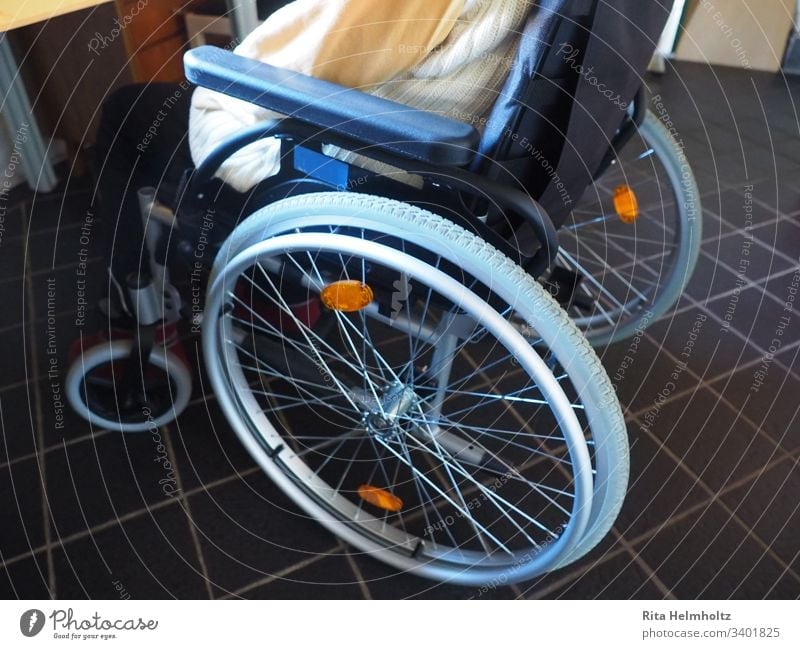 Rollstuhl Altenheim Altersheim Seniorenheim Pflege Seniorenpflege behinderte Personen Behinderte Pflegeheim Gesundheitswesen alt krank Krankheit Pflege zu Hause
