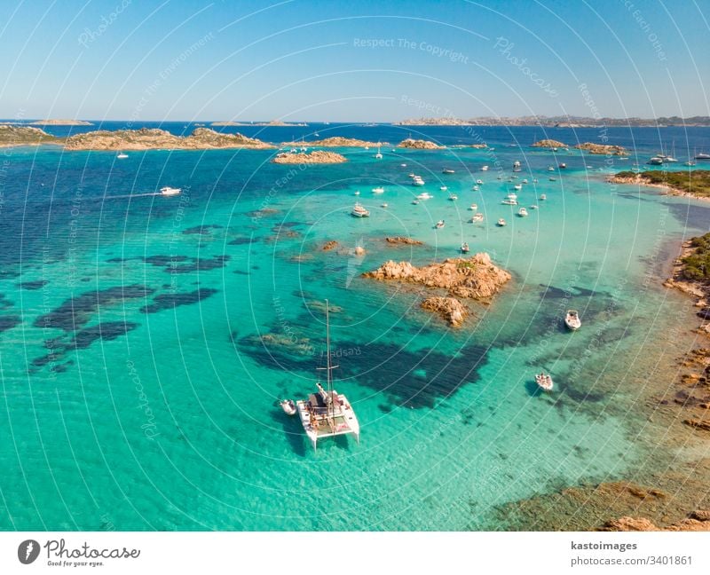 Drohnen-Luftaufnahme eines Katamaran-Segelbootes im Maddalena-Archipel, Sardinien, Italien. Costa Smeralda Bucht Strand Segeln Nautik Insel Küstenlinie schön