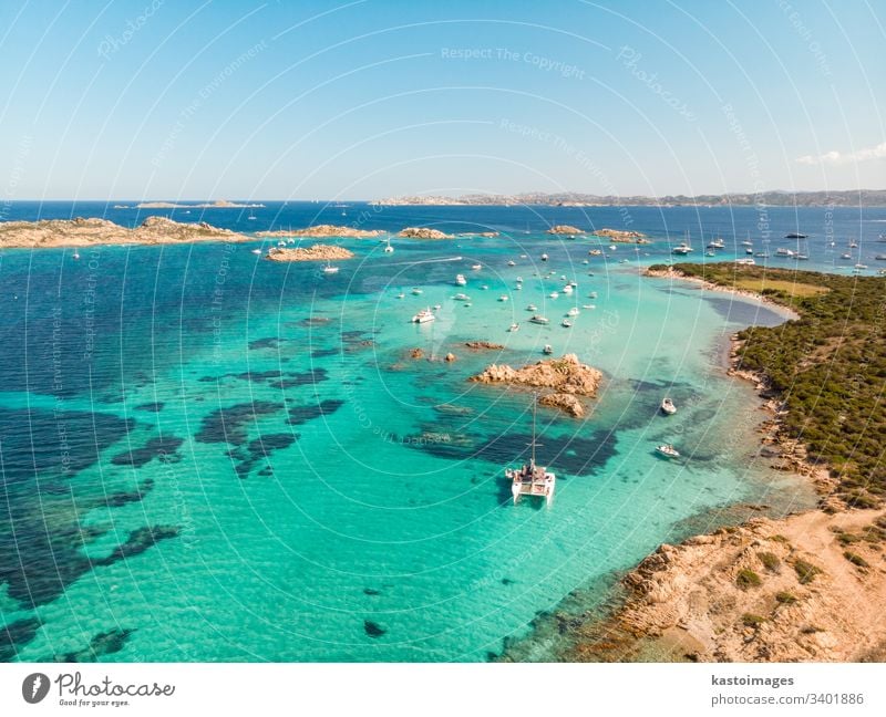Drohnen-Luftaufnahme eines Katamaran-Segelbootes im Maddalena-Archipel, Sardinien, Italien. Costa Smeralda Bucht Strand Segeln Nautik Insel Küstenlinie schön