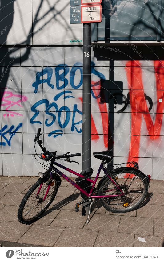 ein fahrrad steht auf dem gehweg Graffiti dreckig Fahrrad Wand Verkehrswege Farbfoto Außenaufnahme Menschenleer Wege & Pfade Verkehrsmittel Stadt Tag