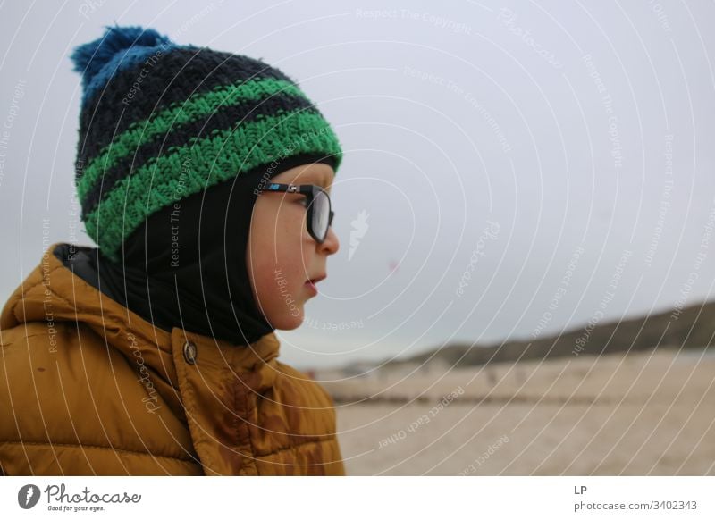 Profil eines Kindes, das einen Hut und eine Brille trägt Kindheit Blick Wegsehen Kinderspiel Lifestyle Führungsqualitäten Führer Leben Zukunft," Horizont
