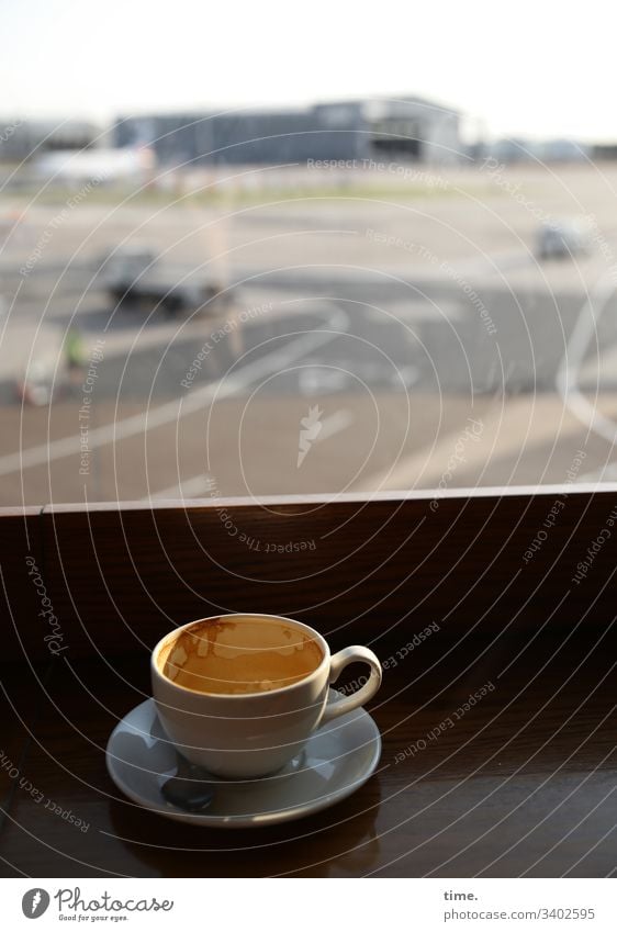 Alle Flieger stehen still, weil das Virus es so will | Klimawandel flughafen manchester kaffee capucchino ablage getränk tasse milchschaum terminal landebahn