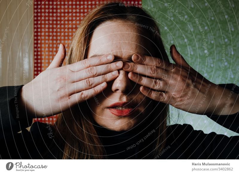 Frau missbrauchtes Gesicht mit Händen bedeckt misshandelte Frau missbrauchen. Erwachsener ängstlich Hintergrund schwarz lässig Kaukasier Konzept dunkel Emotion