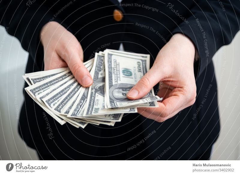 Frau zählt Dollar-Banknoten im Gesellschaftsanzug Buchhalter Amerikaner Hintergrund Rechnung Business Geschäftsmann kaufen Bargeld Nahaufnahme Gewerbe Konzept