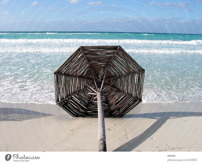 Sonnenschirm Meer Strand Ferien & Urlaub & Reisen Kuba Holzschirm Wellen