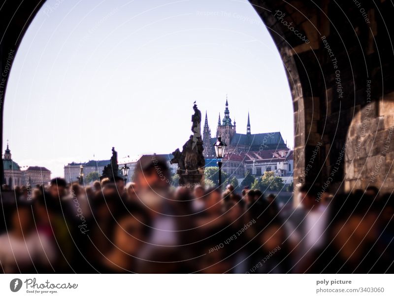 Menschenmenge auf der Prager Karlsbrücke - Blick auf die Burg Ferien & Urlaub & Reisen Tourismus Ausflug Sightseeing Städtereise Sommerurlaub Kultur