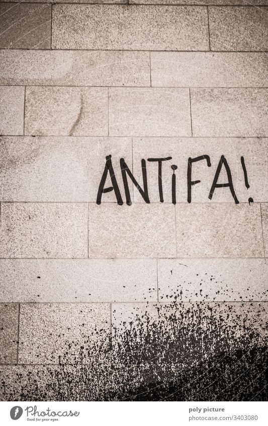 Antifa Graffiti an einer grauen Mauer Schwache Tiefenschärfe Bewegungsunschärfe Gegenlicht AfD alternativ Gewaltherrschaft Extremismus Linksextremismus