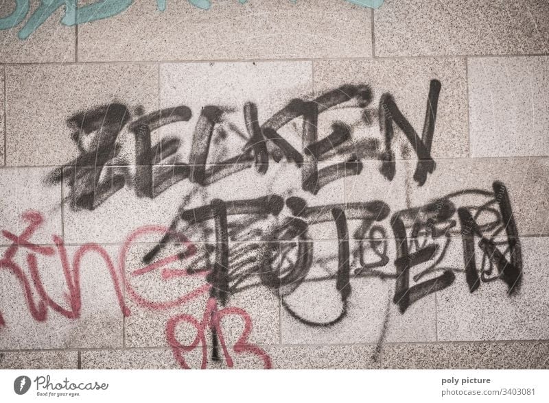Graffiti "Zecken Töten" an einer grauen Mauer - Mordaufruf im öffentlichen Raum - durchgestrichen? - Rechtsextreme Sprache im urbanen Raum