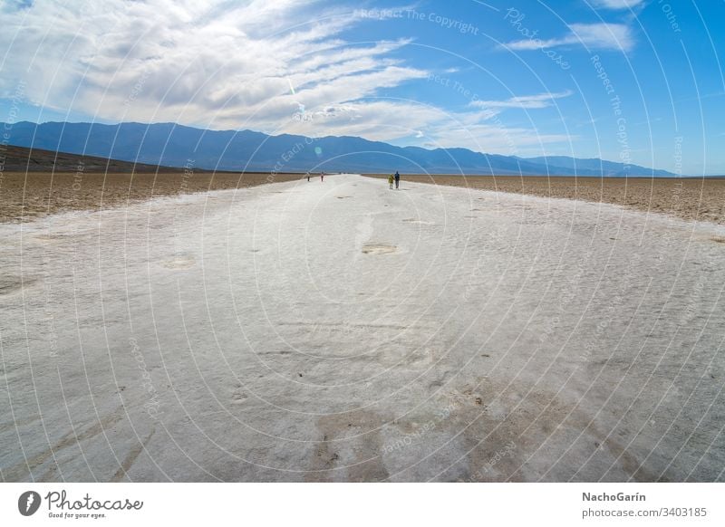 Erstaunlicher Badwater-Salzsee im Death Valley National Park, Kalifornien, Usa Tal Tod badwater national wüst Becken USA Landschaft trocknen Natur amerika heiß