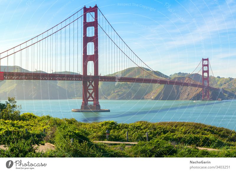 Golden Gate Bridge in San Francisco, Kalifornien, USA golden Brücke san francisco Himmel blau Meer Bucht historisch grün Natur rot Gras reisen Großstadt orange