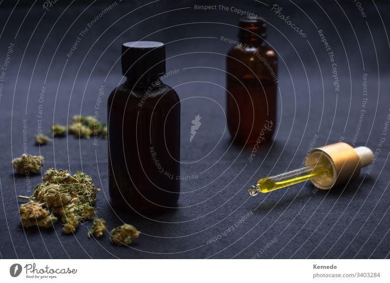 Organisches CBD-Öl oder Tinktur mit Cannabis auf schwarzem Grund. Medizinisches Marihuanaprodukt, Unkrautknospen und Tropfer. cbd Erdöl Hintergrund