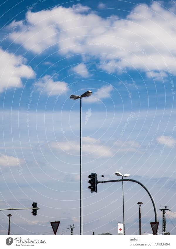 lampenladen. Laterne Ampel Verkehr Straßenbeleuchtung Beleuchtung Straßenverkehr Licht Stadt Lampe Himmel Wolken blau weiß stadtbild Linien Bogen