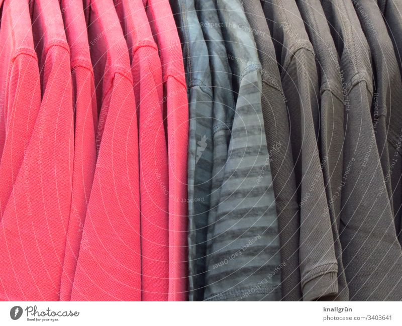 rote und graue T-Shirts auf Bügeln nebeneinander hängend Mode Bekleidung Stoff Baumwolle Farbfoto Nahaufnahme Strukturen & Formen Muster Innenaufnahme Textilien