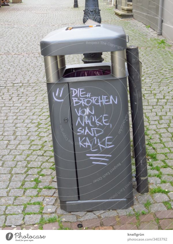 Abfallbehälter mit lustigem Spruch in Fußgängerzone Graffiti Kommunikation Wort Sprache Buchstaben Typographie Tag mehrfarbig Außenaufnahme Menschenleer