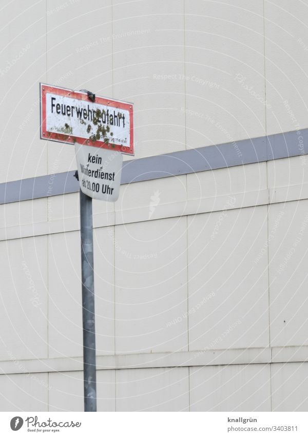 Dreckiges Feuerwehrzufahrt-Schild und Winterdienst-Schild vor einem öffentlichen Gebäude Kommunikation Schilder & Markierungen Hinweisschild Verkehrszeichen