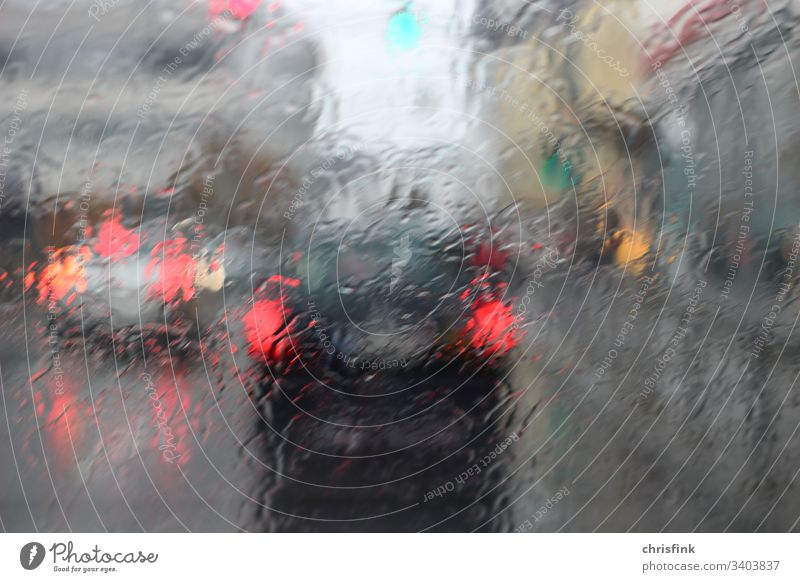 Autorücklichter vor regennasser Frontscheibe auto nass gefahr verkehr Wassertropfen Wetter Außenaufnahme schlechtes Wetter Verkehr bremsen fahrschule stau