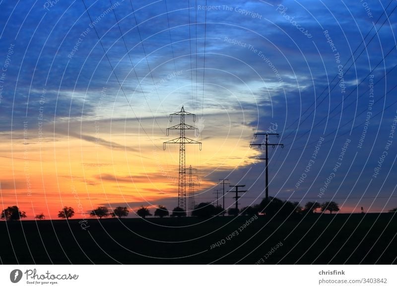 Stromleitung in Abendsonne mast Hochspannung Hochspannung Energie Elektrizität Technik & Technologie Kabel Energiewirtschaft Himmel Farbfoto Strommast