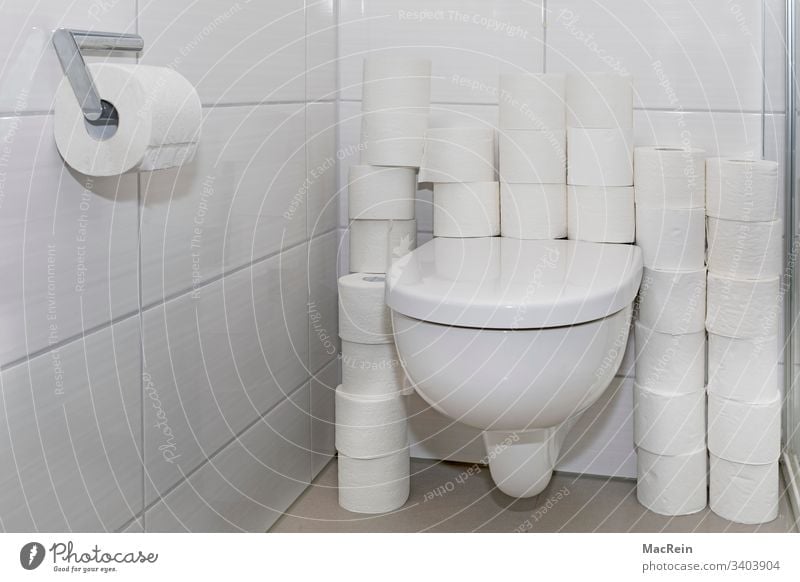 Vorratsspeicherung toilettenpapier toilettenrollen klopapier weiss wc 00 null null gestapelt übereinander vorratsspeicherung corona virus panik hysterie caos
