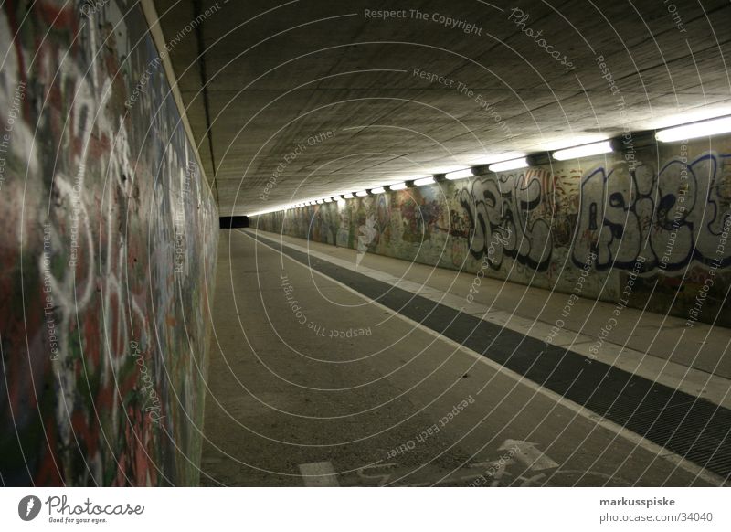 unendliche unterführung Fußgänger Beton dunkel Licht unheimlich Schwarze Löcher Gitter Kunst Tagger Brücke Unterführung Graffiti