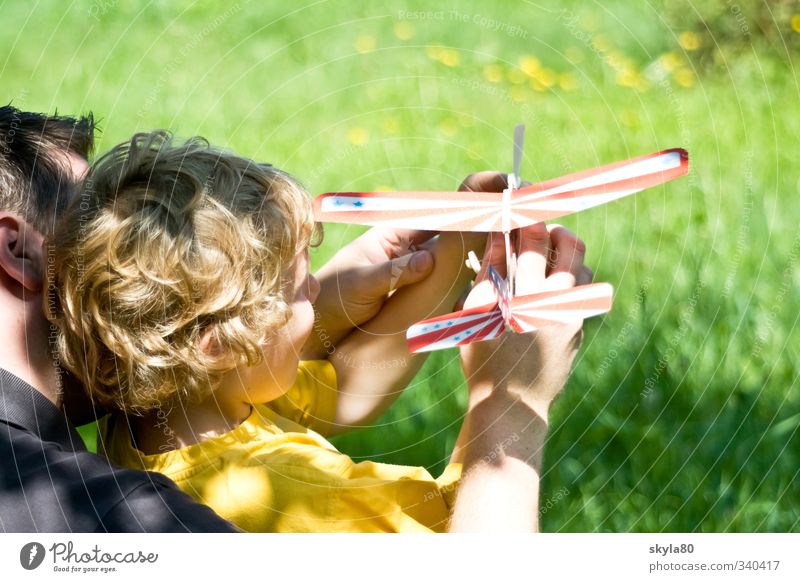 Starthilfe Mann Kind Vater Junge Momentaufnahme Haare & Frisuren blond Locken träumen Sonne Spielen Flugzeug Segelflugzeug Sonnenlicht Zufriedenheit