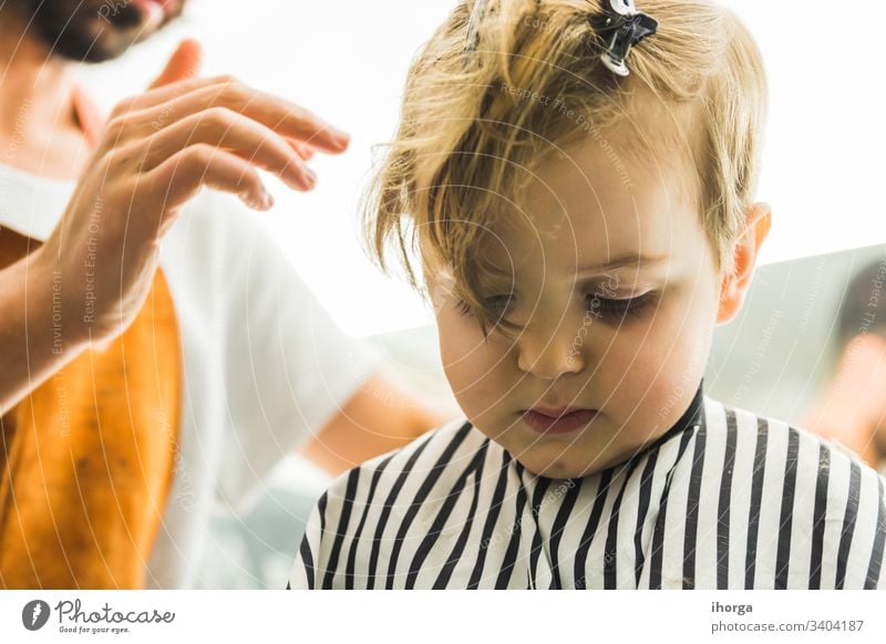 Vater Schneidet Dem Sohn Zu Hause Die Haare Ein Lizenzfreies Stock Foto Von Photocase