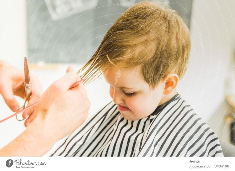 Vater Schneidet Dem Sohn Zu Hause Die Haare Ein Lizenzfreies Stock Foto Von Photocase