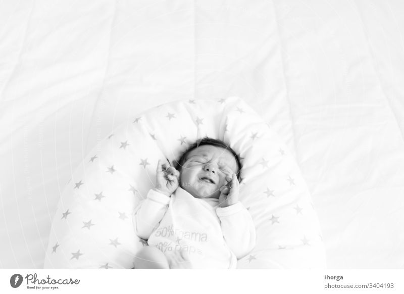 Schwarz-Weiß-Bild eines weinenden Babys auf einem Bett Hintergrund schön schwarz Born Junge Kaukasier Weinen niedlich nach unten Ausdruck Auge Kopf Gesundheit