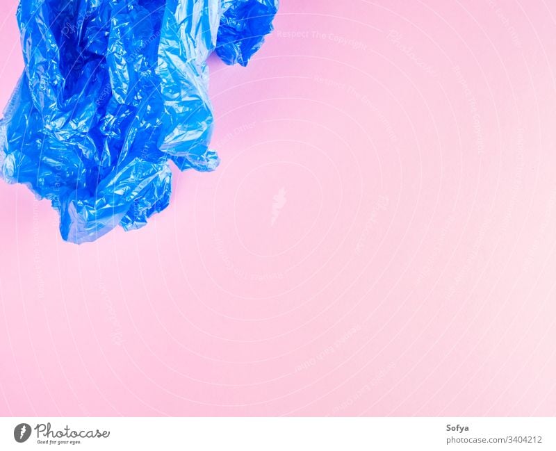 Zerknitterter blauer Plastik-Müllsack auf rosa Hintergrund Plastiktüte kunststofffrei Recycling Kunststoff flache Verlegung Verschmutzung zerknittert stoppen