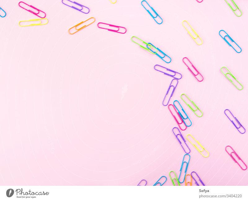 Bunter Klammermusterrahmen auf rosa Papierflachlegung Schreibwarenhandlung Clip Muster Rahmen Büro Gummi Farbe flache Verlegung Mädchen Stil Arbeitsbereich