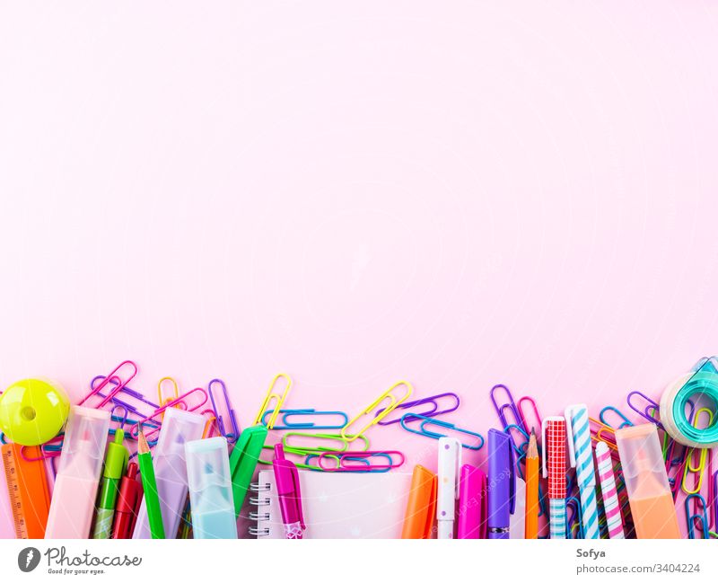 Bunter Schreibwaren-Bürobedarf-Rahmen auf rosa Schreibwarenhandlung Clip Kreativität Arbeitsbereich Schreibstift zurück zur Schule schreibend Accessoire