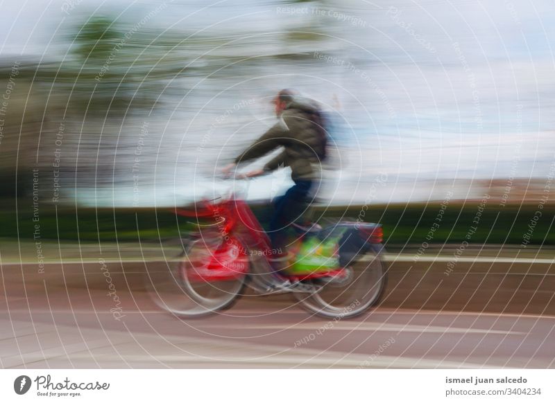 Mann auf der Straße in der Stadt Bilbao Spanien, Verkehrsmittel Radfahrer Biker Fahrrad Transport Sport Fahrradfahren Radfahren Übung Mitfahrgelegenheit