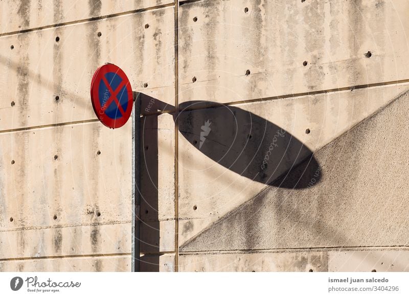 keine Parkampel auf der Straße in der Stadt Bilbao Spanien Ampel Verkehrsgebot signalisieren rot blau parken verboten Ermahnung Großstadt Verkehrsschild Zeichen