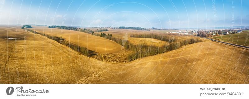 Panorama eines leeren gepflügten Feldes im frühen Frühjahr. Beginn der Gartensaison, Luftaufnahme Antenne Frühling Ackerbau kultiviert Szene ländlich