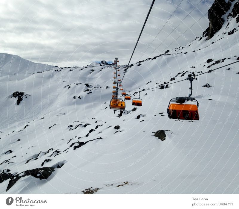 Skilift auf den Gipfel Skifahren Skigebiet Schnee Gondellift Alpen Winter Winterurlaub Außenaufnahme Berge u. Gebirge Skipiste Himmel Österreich kalt