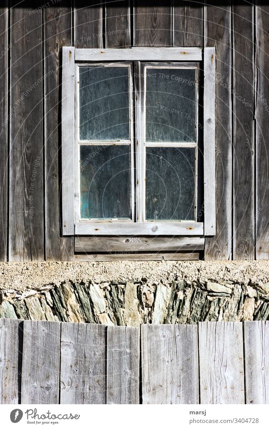 Altes, schmutziges Fenster in Holzfassade Sprossenfenster Hausfassade Gebäude Wand alt braun Gedeckte Farben verwittert Patina Steinmauer einfach Symmetrie