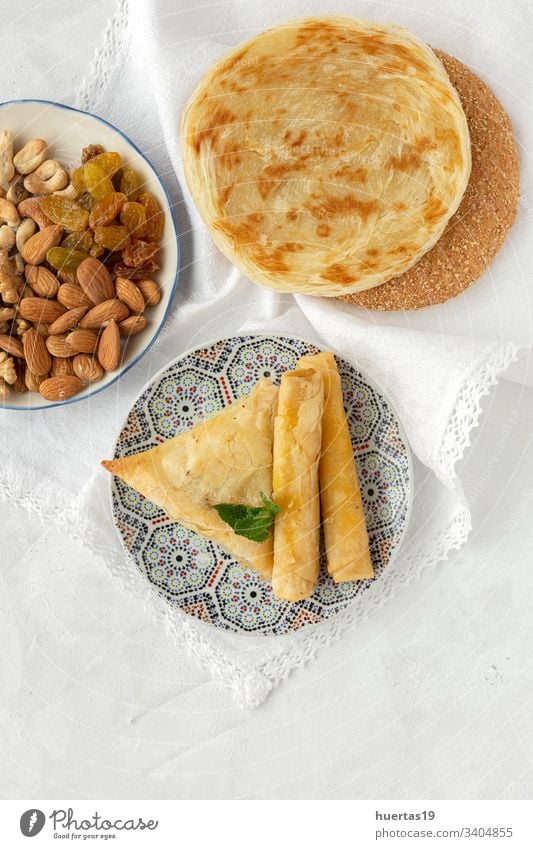 Traditionelles typisches hausgemachtes Ramadan-Essen traditionell Lebensmittel arabisch halal Mahlzeit Gesundheit Hintergrund Abendessen islamisch selbstgemacht