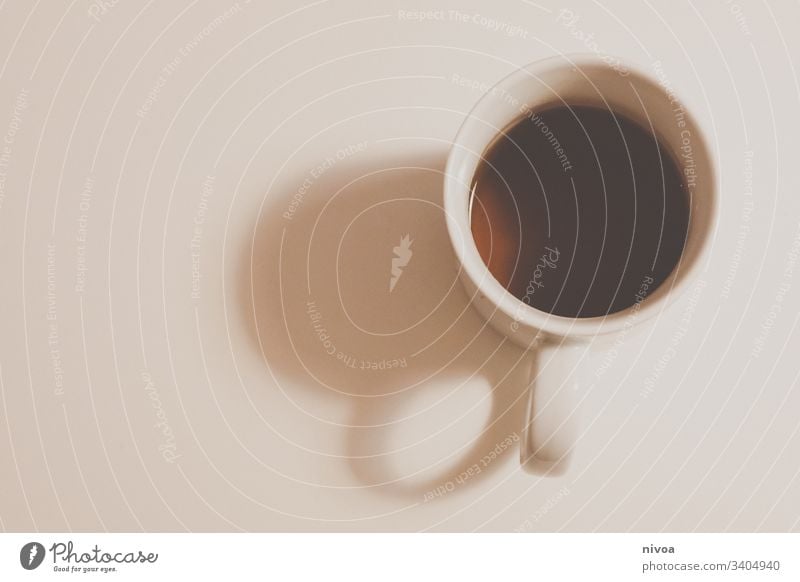 Tasse Tee auf weissem Tisch Schatten Henkel Getränk Heißgetränk Farbfoto Nahaufnahme Kaffee Studioaufnahme Innenaufnahme Design Stil Häusliches Leben