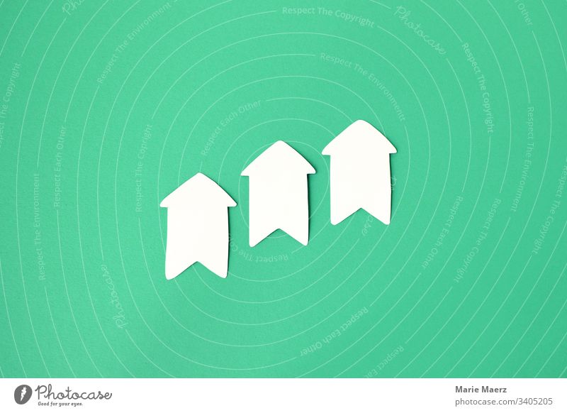 Steil berauf | Drei weiße Pfeile aus Papier zeigen steil nach oben im Aufwärtstrend Entwicklung Gefahr Aktien Aktienkurse Börse Abwärtsentwicklung handgemacht