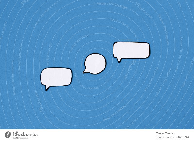 Drei leere Sprechblasen aus Papier auf blauem Hintergrund Kommunikation reden chatten Kommunizieren Comic Chat Nachricht Technik & Technologie Internet online