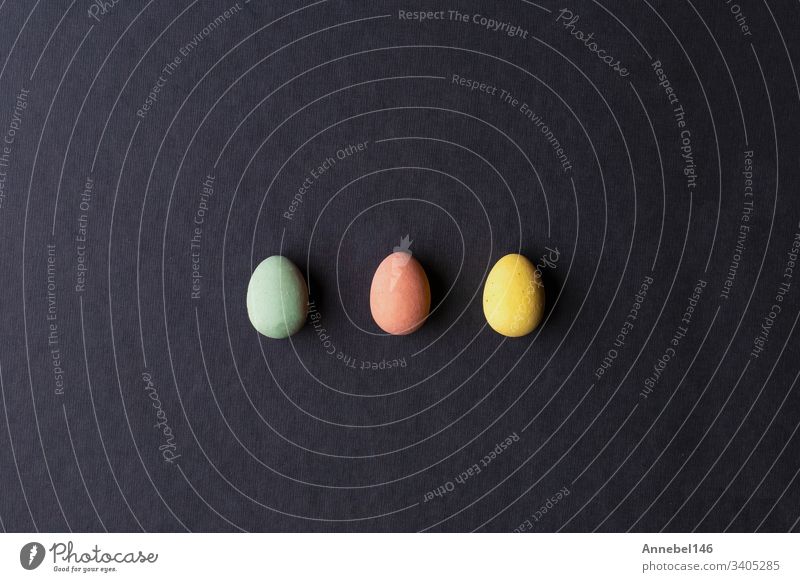 bemalte Ostereier in verschiedenen Farben auf schwarzem Hintergrund Ostern Ei Feiertag Design Dekoration & Verzierung Frühling Eier Lebensmittel April gelb blau
