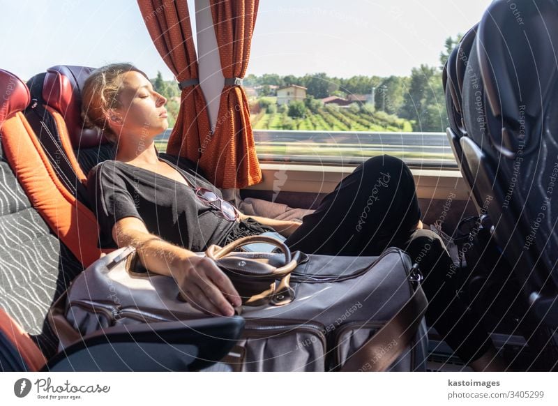Porträt einer müden Frau, die im Bus schläft. Passagier schlafen Mittagsschlaf Pendler Arbeitsweg Mädchen Transport im Inneren Reise Menschen Tasche Person