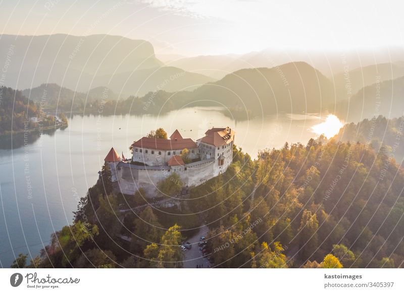 Mittelalterliche Burg am Bleder See in Slowenien im Herbst. geblutet Burg oder Schloss Wahrzeichen Landschaft Europa reisen Alpen Natur slowenisch Hügel