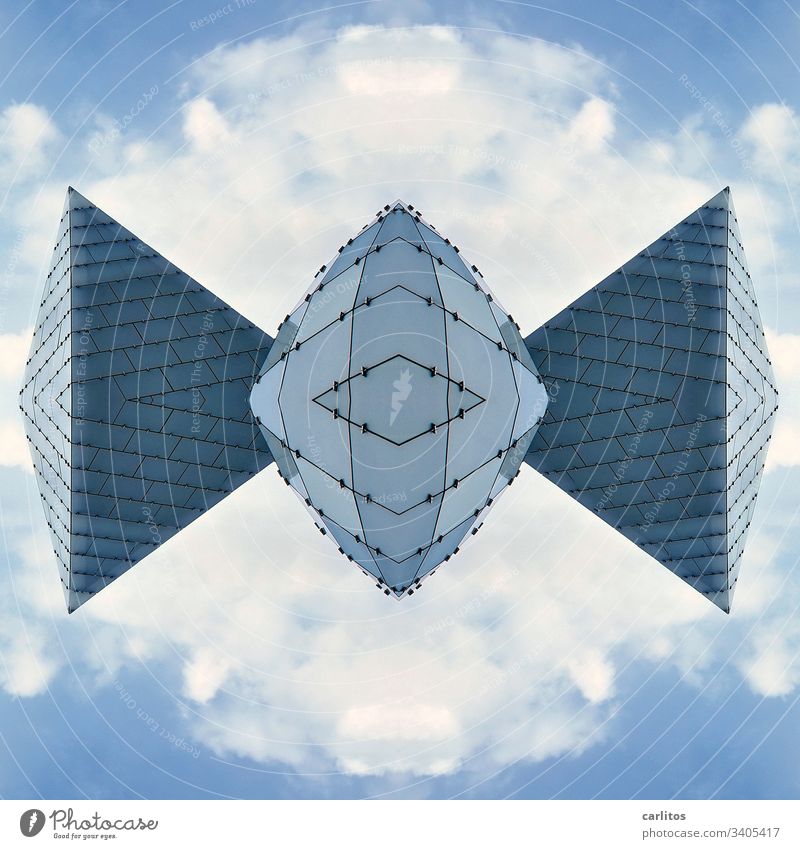 Fledermaus aus Glas Kugel Pyramide Composing Glasplatten blau grau Himmel Wolken Bildbearbeitung Architektur Gebäude Spiegel Haus Fassade modern