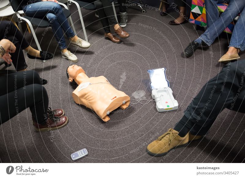HLW-Kurs unter Verwendung eines automatischen externen Defibrillators (AED). Widerbelebung Unterstützung erste medizinisch Truhe Puppe Bildung Notfall