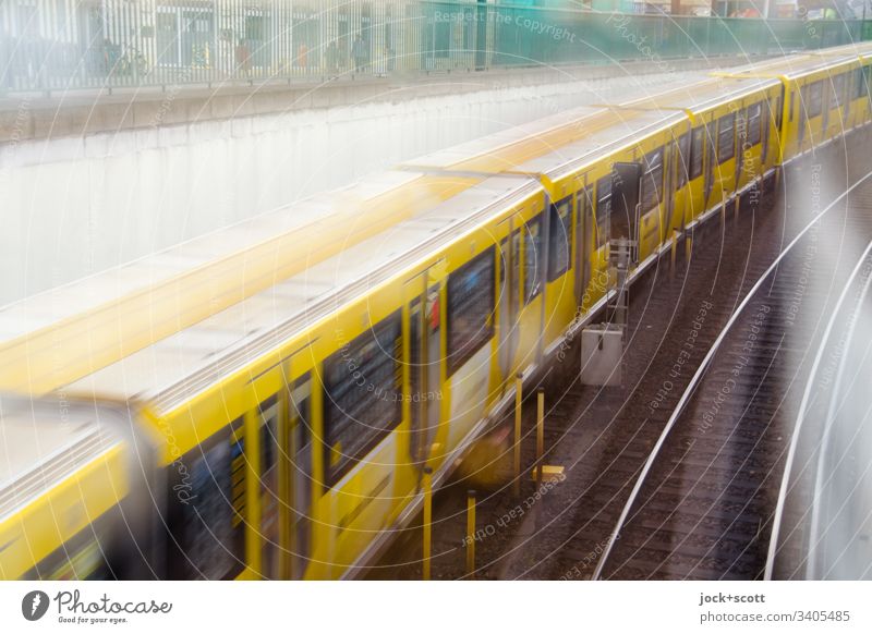 U–Bahn fährt in einem Zug in den Untergrund Mobilität Geschwindigkeit fahren lang U-Bahn Öffentlicher Personennahverkehr Verkehrsmittel Bewegungsunschärfe