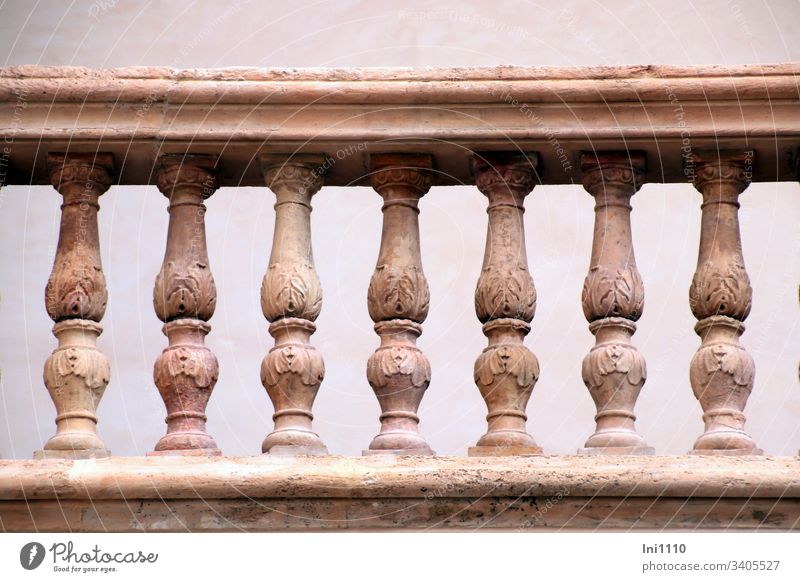 mediterranes Geländer Säulen geschmückt mit Blattornamenten Balkon Dachterrasse massiv Terrakotta Motive Ornamente Blätter Verzierung landestypisch menschenleer