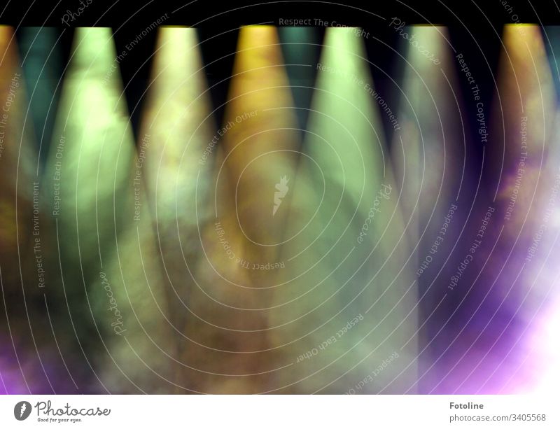 Rampenlicht - oder verschieden farbige Scheinwerfer mit Nebelschwaden über einer Bühne Licht dunkel hell Bühnenbeleuchtung schwarz grün gelb blau lila bunt