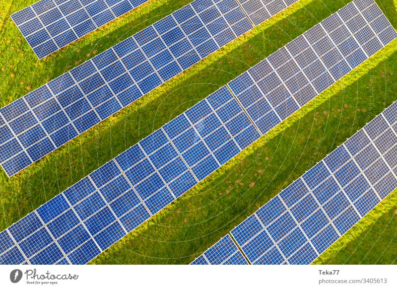 ein moderner Solarzellenpark von oben solar Sonne Sonnenstrahlen blau weiß heiß gelb Gras Wiese grün Wolken Betrachtungen Lithium moderne Solarzelle