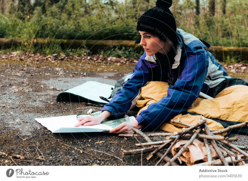 Fokussierte junge Wanderin, die sich im Lager auf einer Karte orientiert Wanderer sich orientieren Landkarte Frau Backpacker Suche Örtlichkeit Trekking Herbst