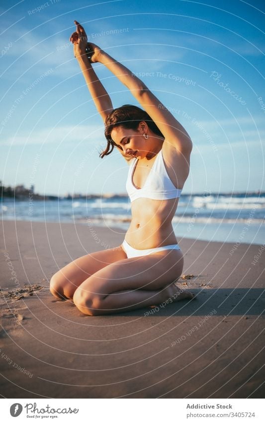 Glückliche junge Frau genießt Sommer am Strand genießen Tourist Knie Sonnenlicht sandig Urlaub MEER sich[Akk] entspannen Feiertag Küstenlinie Freiheit